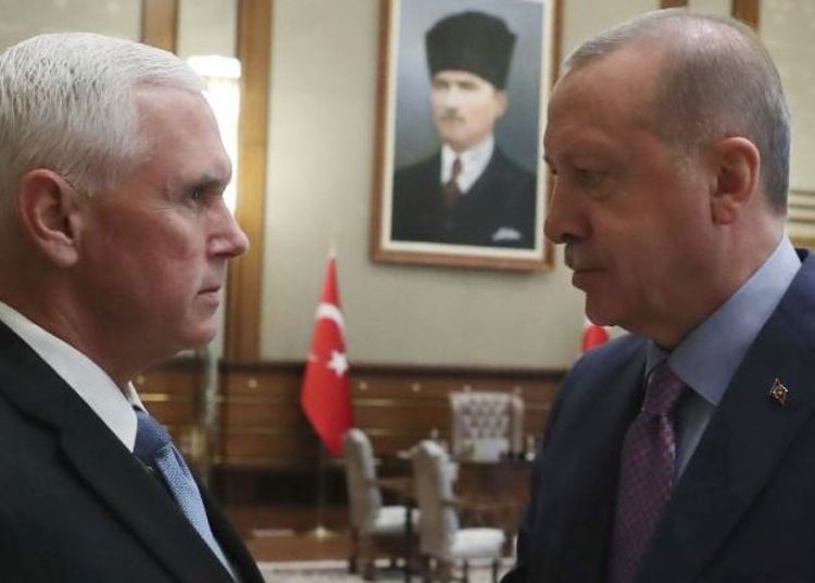 El vicepresidente de los Estados Unidos, Mike Pence, a la izquierda, y el presidente turco, Recep Tayyip Erdogan, se dan la mano antes de sus conversaciones en el palacio presidencial, en Ankara, Turquía, el jueves 17 de octubre de 2019