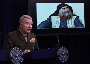 El general de la Infantería de Marina de los EE. UU., Kenneth "Frank" McKenzie, comandante del Comando Central de los EE. UU., Habla mientras se ve una imagen de Abu Bakr al-Baghdadi durante una conferencia de prensa el 30 de octubre de 2019 en el Pentágono en Arlington, Virginia. (Alex Wong / Getty Images / AFP)