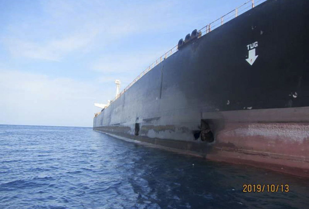 Esta foto tomada el domingo 13 de octubre de 2019 y publicada por la agencia oficial de noticias del Ministerio de Petróleo de Irán, SHANA, muestra la escena del daño de dos misiles que presuntamente golpearon al petrolero iraní Sabiti, en el Mar Rojo. (SHANA a través de AP)