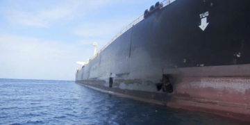 Esta foto tomada el domingo 13 de octubre de 2019 y publicada por la agencia oficial de noticias del Ministerio de Petróleo de Irán, SHANA, muestra la escena del daño de dos misiles que presuntamente golpearon al petrolero iraní Sabiti, en el Mar Rojo. (SHANA a través de AP)