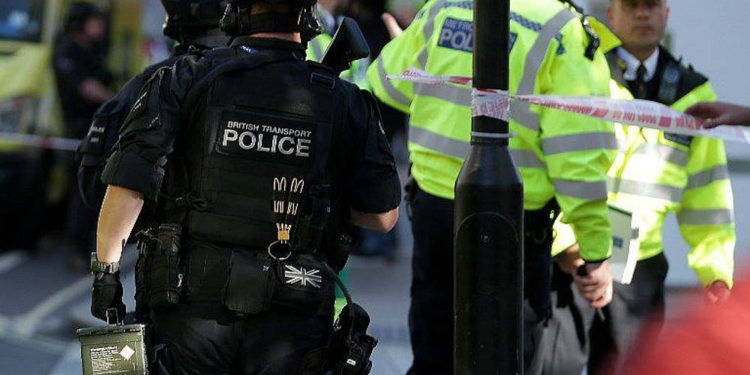 Ilustrativo: Oficiales de la policía británica armada están de guardia frente a la estación de metro subterráneo Parsons Green en el oeste de Londres el 15 de septiembre de 2017, luego de una explosión. (AFP / Daniel Leal-Olivas)
