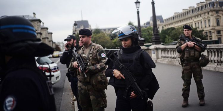 Policías armados y soldados patrullan después de un incidente en la sede de la policía después en París, el jueves 3 de octubre de 2019. (Foto AP / Kamil Zihnioglu)