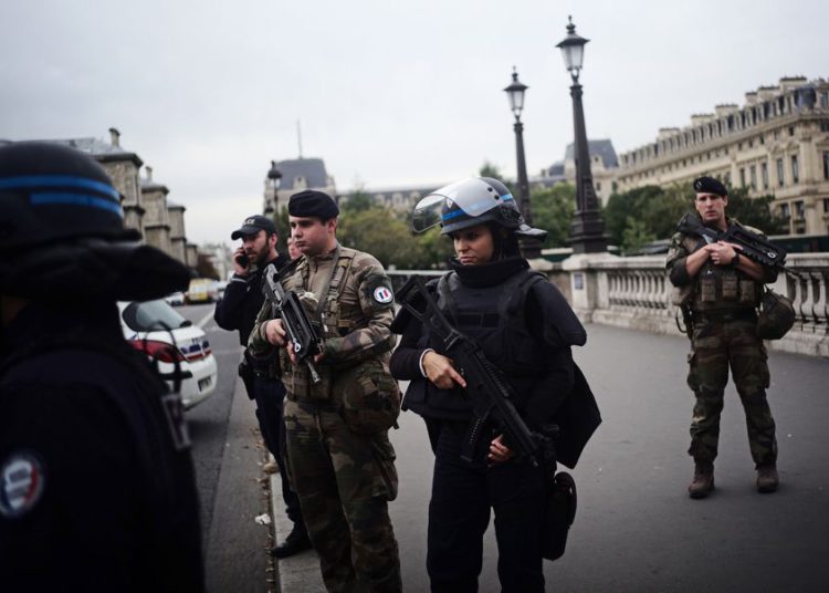 Policías armados y soldados patrullan después de un incidente en la sede de la policía después en París, el jueves 3 de octubre de 2019. (Foto AP / Kamil Zihnioglu)