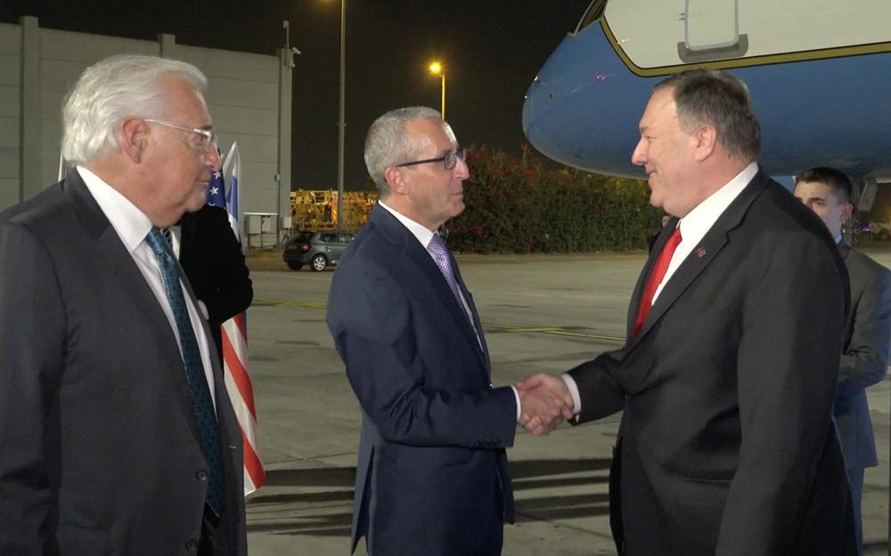 El Secretario de Estado de los Estados Unidos, Mike Pompeo, a la derecha, aterriza en el aeropuerto Ben Gurion, 18 de octubre de 2019. (Ziv Sokolov / Embajada de los Estados Unidos en Jerusalén)