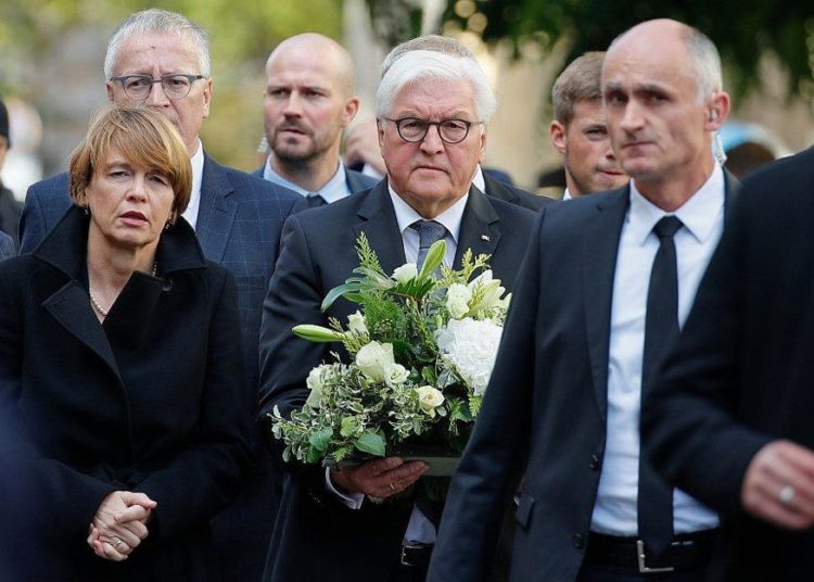 (LR) La esposa del presidente alemán, Elke Buedenbender, y el presidente alemán, Frank-Walter Steinmeier, llegan a la sinagoga en Halle, Alemania oriental, el 10 de octubre de 2019, un día después del ataque donde dos personas fueron asesinadas (AXEL SCHMIDT / AFP)