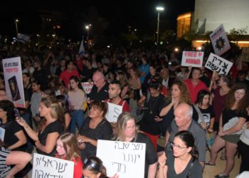 Miles protestan en la plaza Habima, Tel Aviv, contra el arresto de Naama Isacar en Rusia. . (Crédito de la foto: AVSHALOM SASSONI)