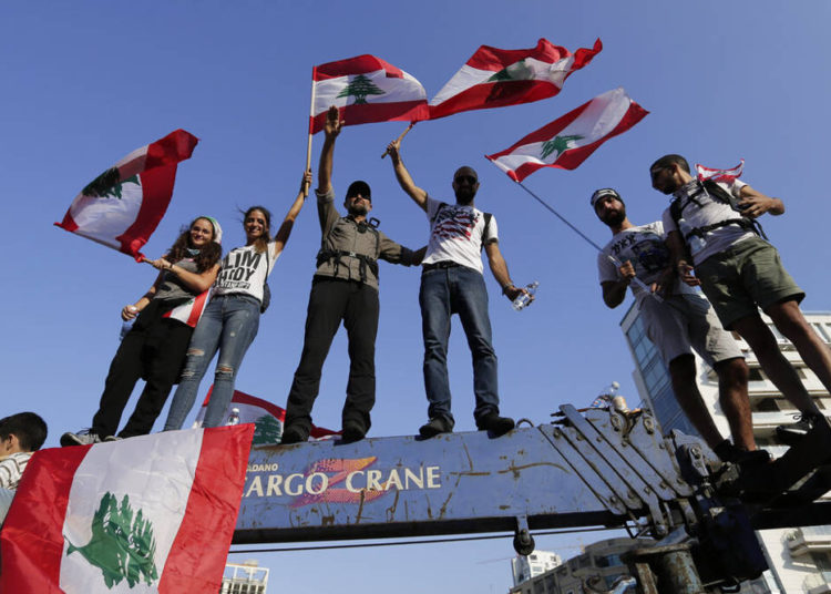 Manifestantes antigubernamentales gritan consignas contra el gobierno libanés durante una protesta en Beirut, el lunes | Foto: AP / Hassan Ammar