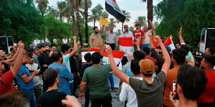 Manifestantes se reúnen en la plaza Tahrir en Bagdad, Iraq, 24 de octubre de 2019. (Foto AP / Khalid Mohammed)