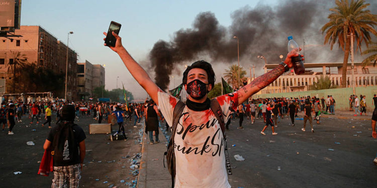 Los manifestantes antigubernamentales incendiaron y bloquearon una calle durante una manifestación en Bagdad, Iraq, 3 de octubre de 2019. (Foto AP / Hadi Mizban)