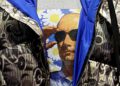 MOSCÚ, RUSIA 7 DE OCTUBRE DE 2019: Una camiseta con una imagen del presidente de Rusia, Vladimir Putin, diseñó por el artista Alexei Sergiyenko en la apertura de una tienda Aizel x Team Putin (Foto de Anton Novoderezhkin \ TASS a través de Getty Images)ANTON NOVODEREZHKIN / TASS