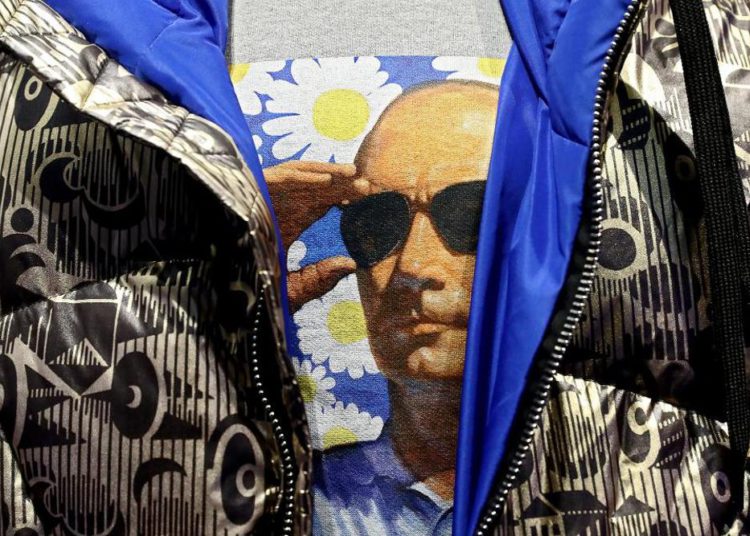 MOSCÚ, RUSIA 7 DE OCTUBRE DE 2019: Una camiseta con una imagen del presidente de Rusia, Vladimir Putin, diseñó por el artista Alexei Sergiyenko en la apertura de una tienda Aizel x Team Putin (Foto de Anton Novoderezhkin \ TASS a través de Getty Images)ANTON NOVODEREZHKIN / TASS