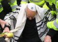 El rabino Jeffrey Newman, de 77 años, es arrestado durante la protesta de la rebelión de extinción en Londres el 14 de octubre de 2019 (captura de pantalla / YouTube)