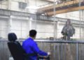 Un trabajador opera una grúa levantando basura para su incineración en una planta de conversión de residuos en energía en Kaili, Qiandongnan Miao y la Prefectura Autónoma de Dong, provincia de Guizhou, China, 2 de junio de 2019. Fotografía tomada el 2 de junio de 2019 a través de una ventana de vidrio. (Crédito de la foto: REUTERS / STRINGER)