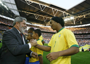 La leyenda del fútbol brasileño Ronaldinho y el ex presidente de Brasil, Luiz Inácio Lula da Silva. (crédito de la foto: WIKIPEDIA)