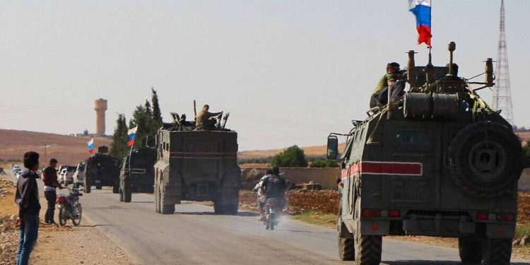 Un convoy de vehículos militares rusos conduce hacia la ciudad de Kobane, en el noreste de Siria, el 23 de octubre de 2019 (AFP)