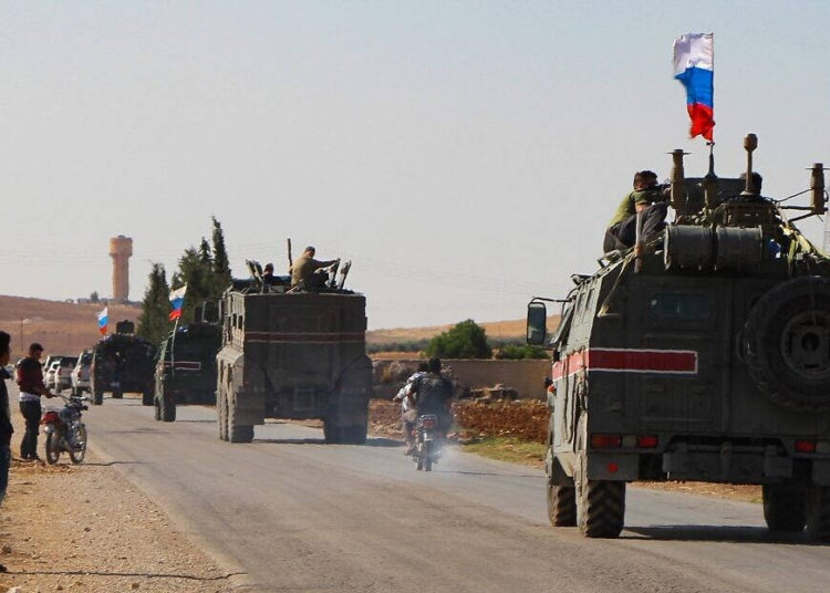 Un convoy de vehículos militares rusos conduce hacia la ciudad de Kobane, en el noreste de Siria, el 23 de octubre de 2019 (AFP)