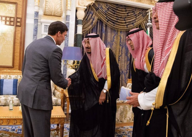 Jefe del Pentágono se reúne con el rey de Arabia Saudita en medio de tensiones con Irán