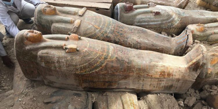Egipto exhibe el mayor descubrimiento de sarcófagos en más de un siglo