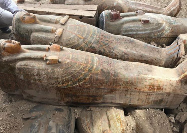 Egipto exhibe el mayor descubrimiento de sarcófagos en más de un siglo