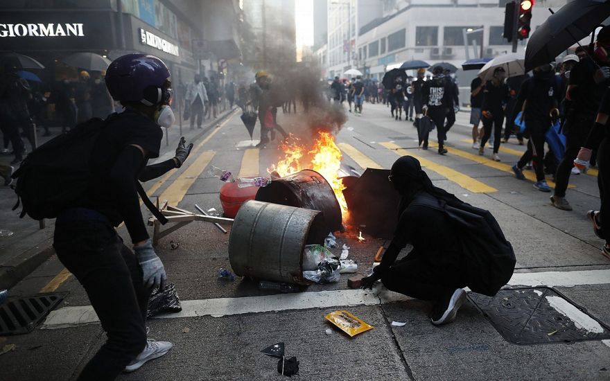 Manifestantes antigubernamentales prendieron fuego para bloquear el tráfico en Hong Kong, 1 de octubre de 2019. (AP Photo / Gemunu Amarasinghe)