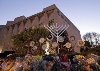 Se prueba una menorá fuera de la Sinagoga del Árbol de la Vida en preparación para un servicio de celebración al atardecer en la primera noche de Hanukkah, el 2 de diciembre de 2018 en el barrio de Squirrel Hill de Pittsburgh. Un hombre armado disparó y mató a 11 personas mientras adoraban en la sinagoga el 27 de octubre de 2018 en el templo. (Foto AP / Gene J. Puskar)