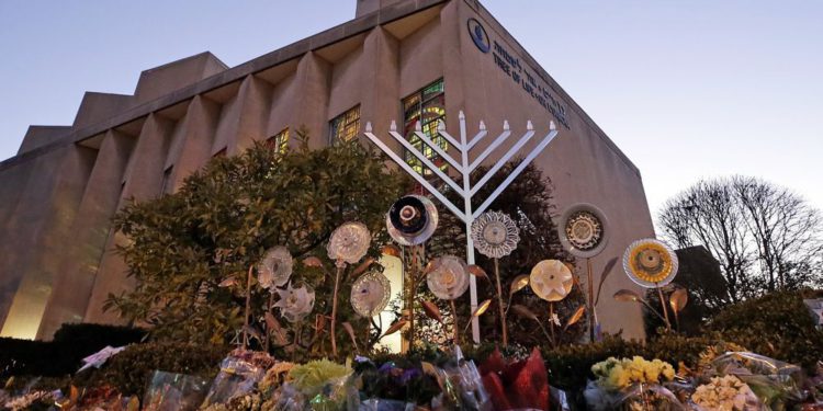 Se prueba una menorá fuera de la Sinagoga del Árbol de la Vida en preparación para un servicio de celebración al atardecer en la primera noche de Hanukkah, el 2 de diciembre de 2018 en el barrio de Squirrel Hill de Pittsburgh. Un hombre armado disparó y mató a 11 personas mientras adoraban en la sinagoga el 27 de octubre de 2018 en el templo. (Foto AP / Gene J. Puskar)