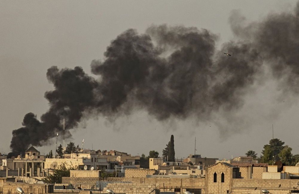 Ondas de humo tras el bombardeo turco en la ciudad de Ras al-Ain, en el noreste de Siria, en la provincia de Hasakeh, a lo largo de la frontera turca, el 9 de octubre de 2019 (Delil SOULEIMAN / AFP)