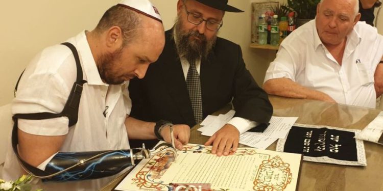 Ben Spitzer, el soldado israelí más gravemente herido en la guerra de Gaza de 2009, se casa fuera de la ciudad de Ashkelon el 7 de octubre de 2019. (cortesía de la Organización de Jóvenes de Chabad)