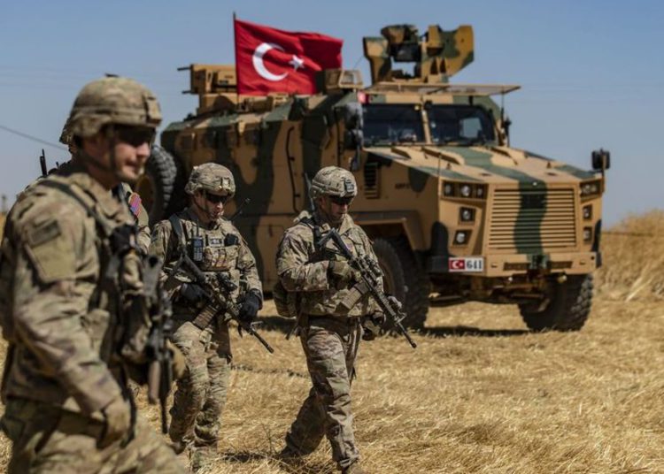 Turquía aumenta su fuerza militar en Siria para desafiar al ejército de Assad