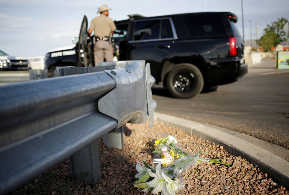 Se ven flores en el lugar de un tiroteo masivo donde 20 personas perdieron la vida en un Walmart en El Paso, Texas, EE. UU., 4 de agosto de 2019. (Crédito de la foto: REUTERS / JOSE LUIS GONZALEZ)