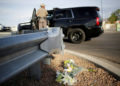 Se ven flores en el lugar de un tiroteo masivo donde 20 personas perdieron la vida en un Walmart en El Paso, Texas, EE. UU., 4 de agosto de 2019. (Crédito de la foto: REUTERS / JOSE LUIS GONZALEZ)