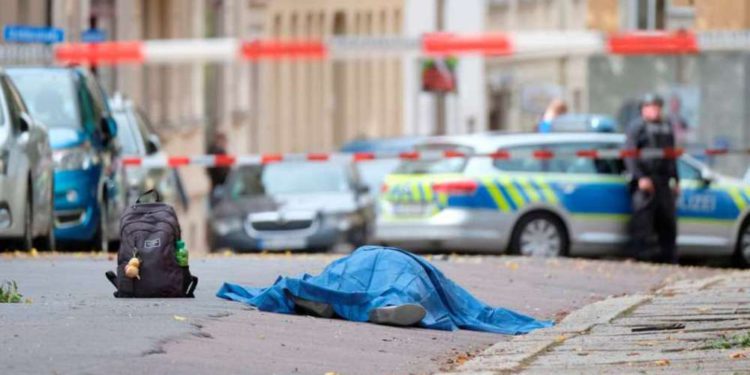 Un cuerpo yace en una carretera en Halle, Alemania, el 9 de octubre de 2019 después de un tiroteo. (Sebastian Willnow / dpa a través de AP)