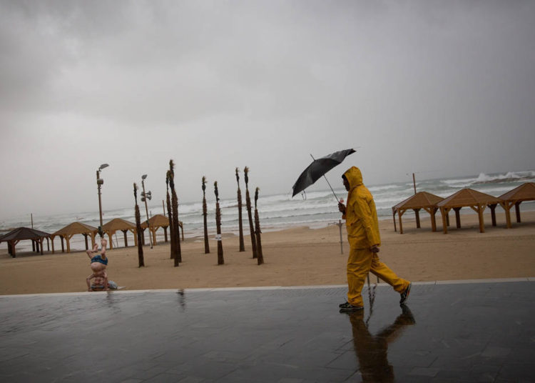 La playa de Tel Aviv en un tormentoso día de invierno en Tel Aviv, 5 de enero de 2018. (Miriam Alster / Flash90)