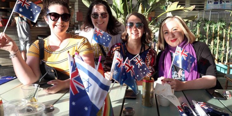 Turistas australianos asisten al concurso de canciones de Eurovisión en Tel Aviv | Foto: Gideon Markowicz