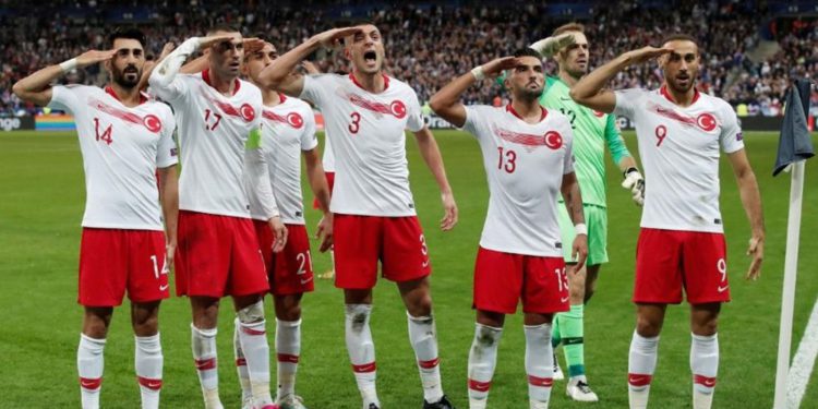 Los jugadores de Turquía saludan después de que Kaan Ayhan celebró su primer gol contra Francia durante su clasificatorio para la Eurocopa 2020 en Saint-Denis, Francia, el 15 de octubre de 2019. REUTERS / Benoit Tessier