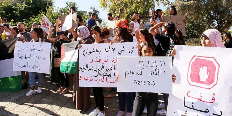 En una manifestación el 4 de octubre, los árabes israelíes sostienen carteles en árabe y hebreo que exigen una solución al problema cada vez mayor del crimen violento en sus comunidades | Foto: Herzl Shapira