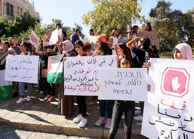 En una manifestación el 4 de octubre, los árabes israelíes sostienen carteles en árabe y hebreo que exigen una solución al problema cada vez mayor del crimen violento en sus comunidades | Foto: Herzl Shapira
