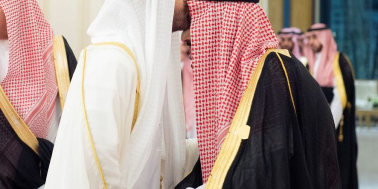 El príncipe heredero de Abu Dhabi, el jeque Mohammed bin Zayed al-Nahyan, besa la frente del rey de Arabia Saudita, Salman bin Abdulaziz, durante la cumbre del Consejo de Cooperación del Golfo (CCG) en La Meca, Arabia Saudita, 30 de mayo de 2019. (Crédito de la foto: BANDAR ALGALOUD / CORTESÍA DE SAUDÍ CORTE REAL / FOLLETO A TRAVÉS DE REUTERS)