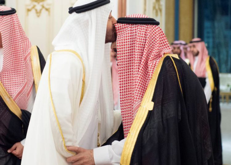 El príncipe heredero de Abu Dhabi, el jeque Mohammed bin Zayed al-Nahyan, besa la frente del rey de Arabia Saudita, Salman bin Abdulaziz, durante la cumbre del Consejo de Cooperación del Golfo (CCG) en La Meca, Arabia Saudita, 30 de mayo de 2019. (Crédito de la foto: BANDAR ALGALOUD / CORTESÍA DE SAUDÍ CORTE REAL / FOLLETO A TRAVÉS DE REUTERS)