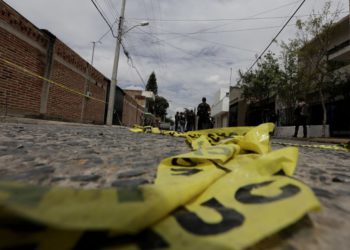 Una cinta amarilla de la policía yace en el camino mientras agentes federales trabajan en la escena del crimen en la ciudad de México (Crédito de la foto: ALEJANDRO ACOSTA / REUTERS)