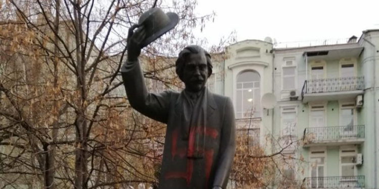 Una estatua del prominente escritor yiddish Sholom Aleijem en Kiev fue encontrada desfigurada por las esvásticas el 25 de noviembre de 2019. (Crédito de la foto: CORTESÍA DE MOSHE REUVEN AZMAN)