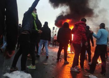 Los manifestantes iraníes bloquearon una carretera durante una manifestación contra un aumento en los precios de la gasolina en la ciudad central de Shiraz. (Foto: AFP)