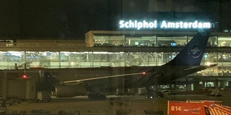 Alerta de seguridad en el aeropuerto de Amsterdam por situación en avión