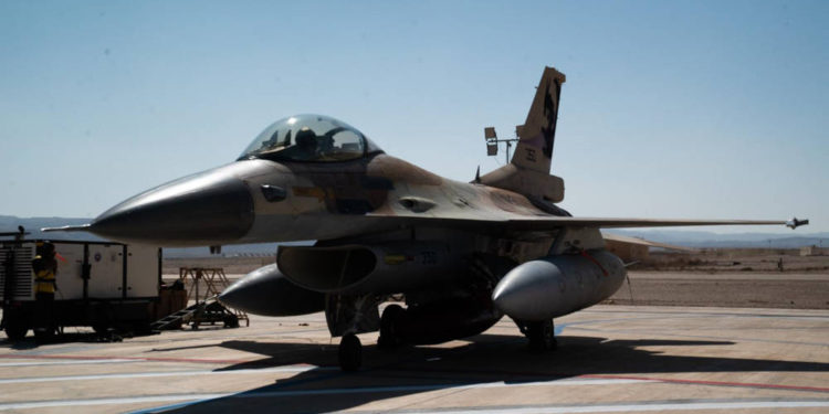 Un avión de combate israelí se verifica en la base Ovda de la Fuerza Aérea israelí al norte de Eilat el 31 de octubre de 2019, antes del lanzamiento del ejercicio internacional de Bandera Azul de la próxima semana, que será organizado por Israel. (Fuerzas de Defensa de Israel)