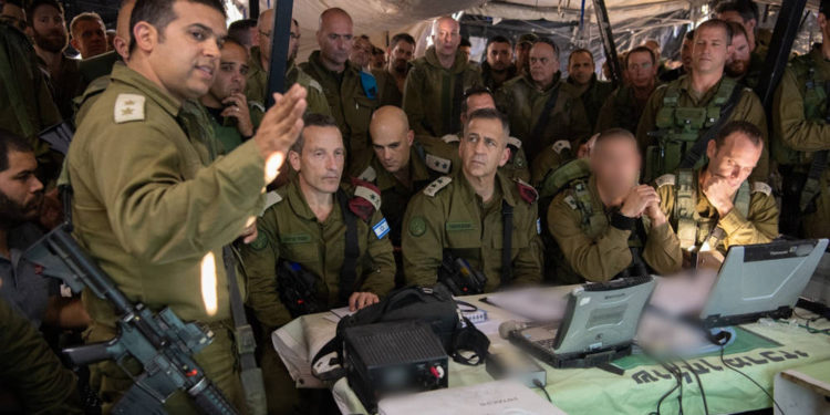 Los oficiales del Comando del Norte de las FDI informaron al Jefe de Estado Mayor de las FDI, Aviv Kohavi, al centro y a otros altos oficiales durante un ejercicio sorpresa en el norte de Israel en noviembre de 2019. (Fuerzas de Defensa de Israel)