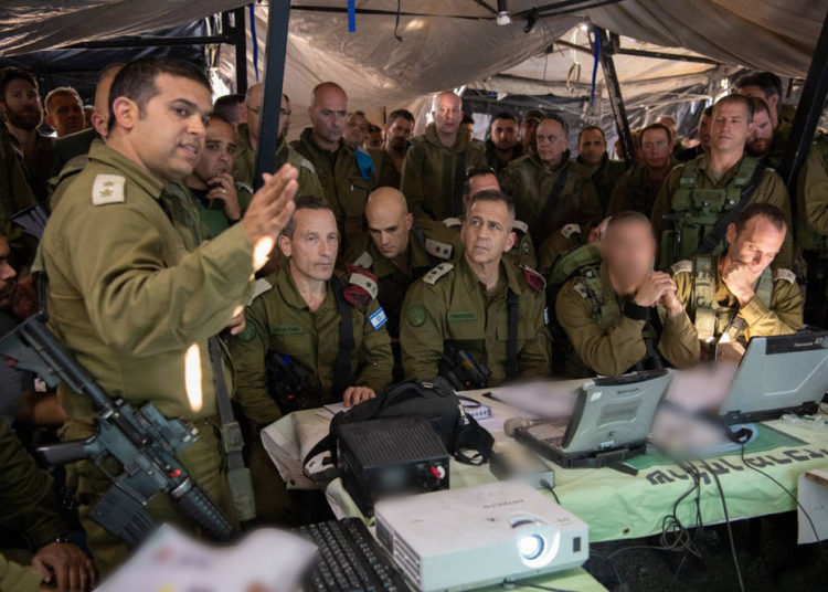 Los oficiales del Comando del Norte de las FDI informaron al Jefe de Estado Mayor de las FDI, Aviv Kohavi, al centro y a otros altos oficiales durante un ejercicio sorpresa en el norte de Israel en noviembre de 2019. (Fuerzas de Defensa de Israel)