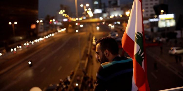 Manifestantes de Líbano exigen la renuncia del gobierno en medio de la crisis