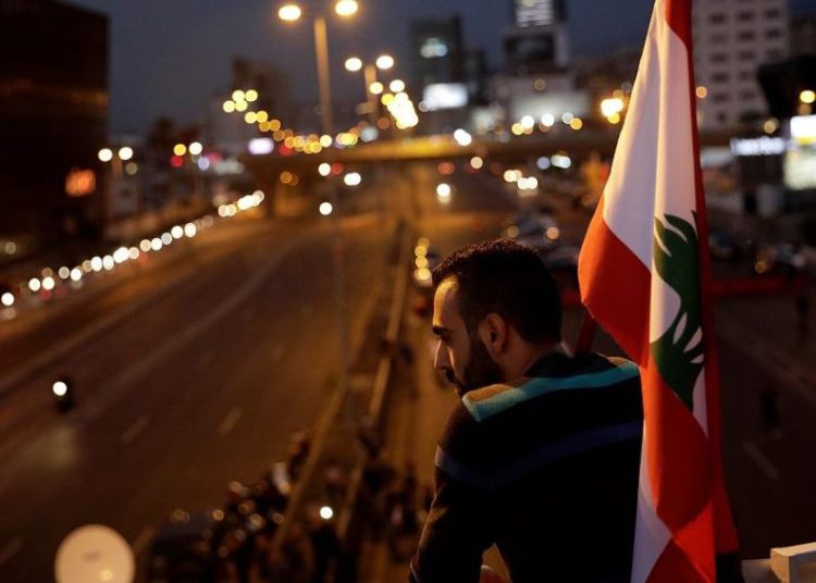 Manifestantes de Líbano exigen la renuncia del gobierno en medio de la crisis