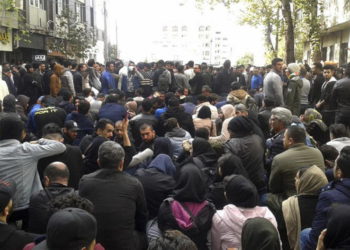 Los manifestantes asisten a una manifestación después de que las autoridades aumentaron los precios de la gasolina, en la ciudad norteña de Sari, Irán, el sábado 16 de noviembre de 2019. (AP)