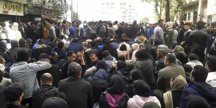 Los manifestantes asisten a una manifestación después de que las autoridades aumentaron los precios de la gasolina, en la ciudad norteña de Sari, Irán, el sábado 16 de noviembre de 2019. (AP)